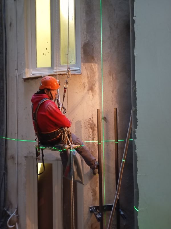 Replanteo con nivel láser en patio