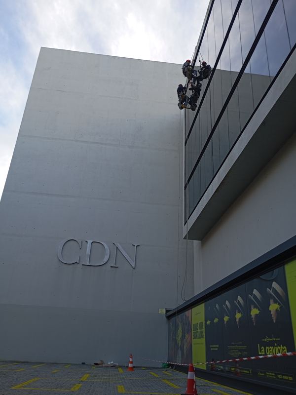Trabajos en muro cortina de edificio público
