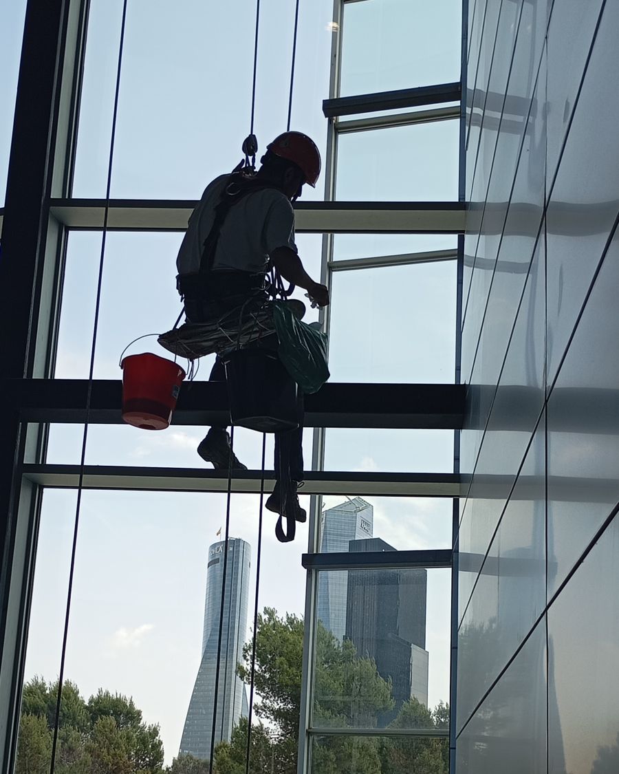 Operario de PROWALL limpiando un muro cortina en Madrid